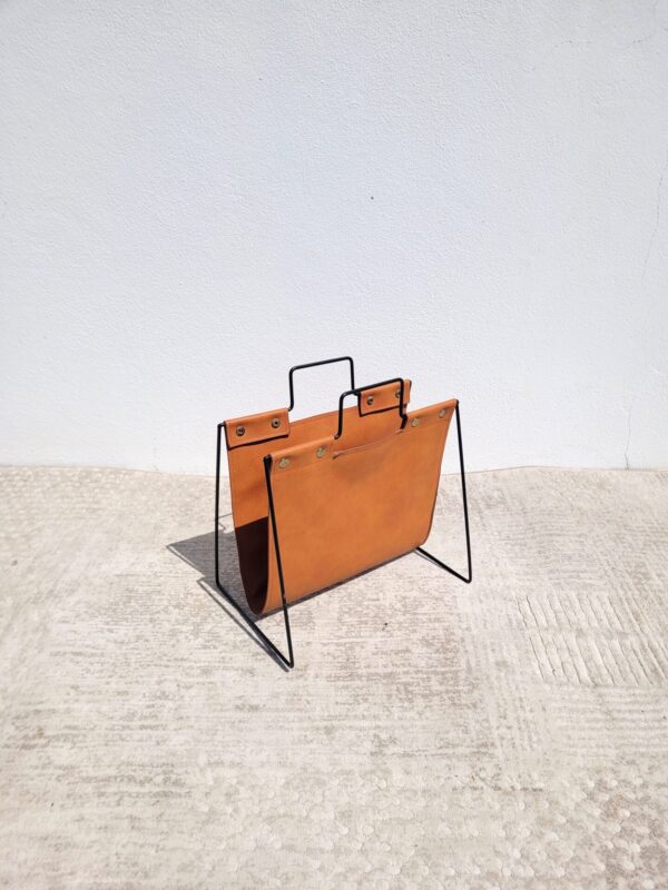 Porte revues cuir fauve et métal noir 01