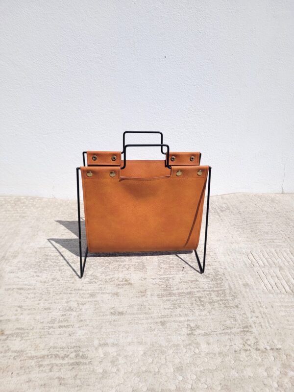 Porte revues cuir fauve et métal noir 03