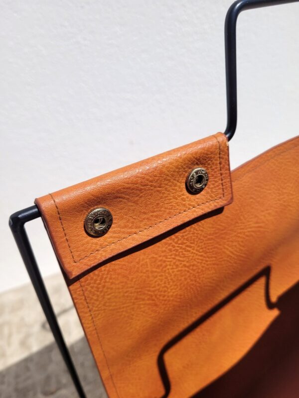 Porte revues cuir fauve et métal noir 05