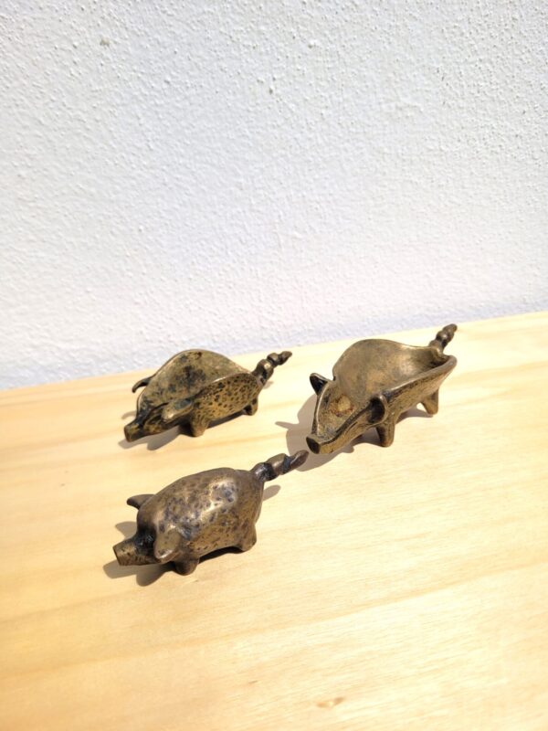 Set de cendriers cochons gigognes en bronze 03