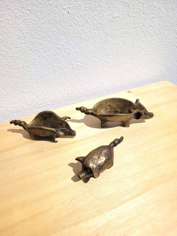 Set de cendriers cochons gigognes en bronze 04