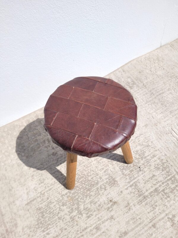 Tabouret tripode garni cuir 02