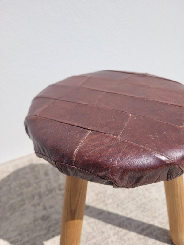 Tabouret tripode garni cuir 03
