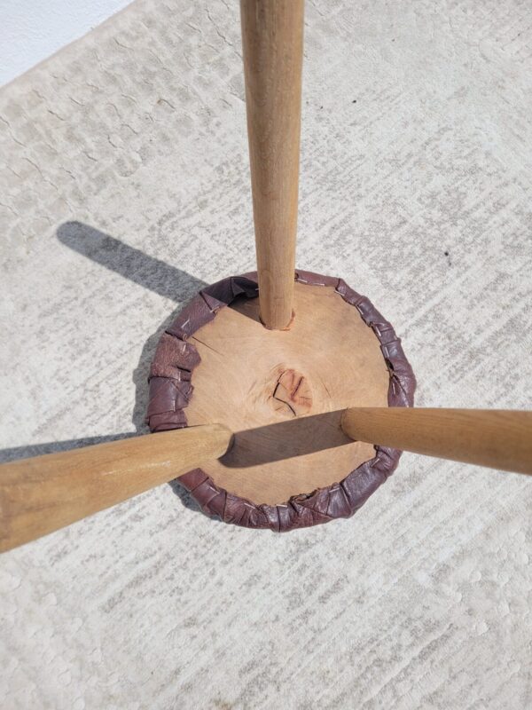 Tabouret tripode garni cuir 04