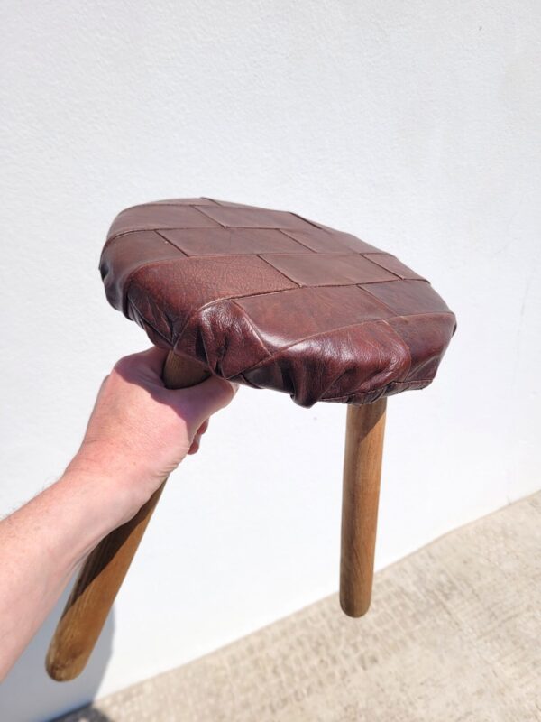 Tabouret tripode garni cuir 05