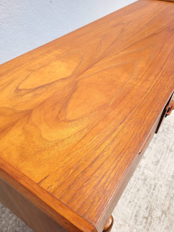 Commode basse rénovée ou enfilade scandinave en teck vers 1960 04