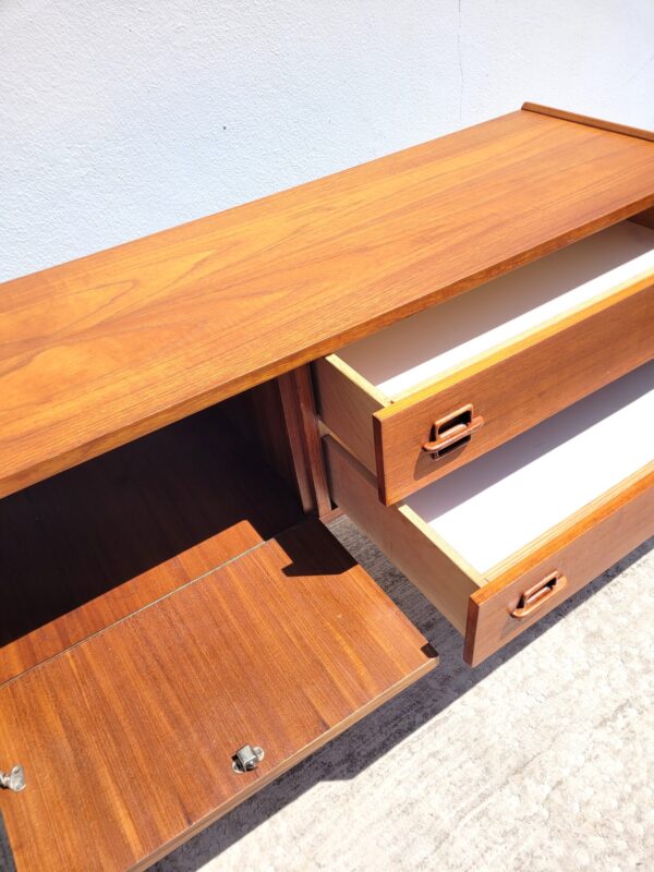 Commode basse rénovée ou enfilade scandinave en teck vers 1960 05