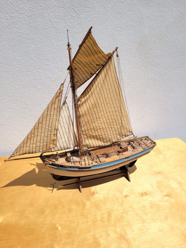 Ancienne maquette de bateau thonier Marie jeanne Concarneau 01