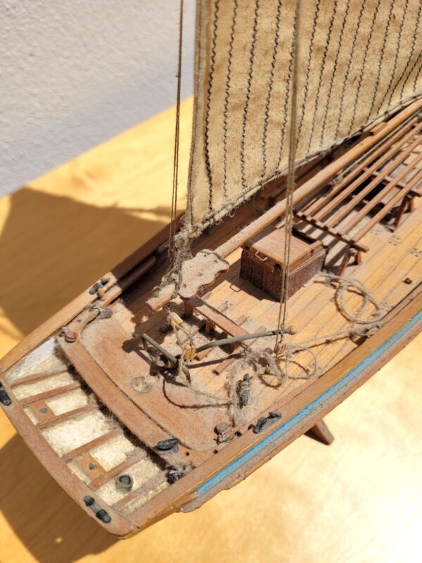 Ancienne maquette de bateau thonier Marie jeanne Concarneau 04