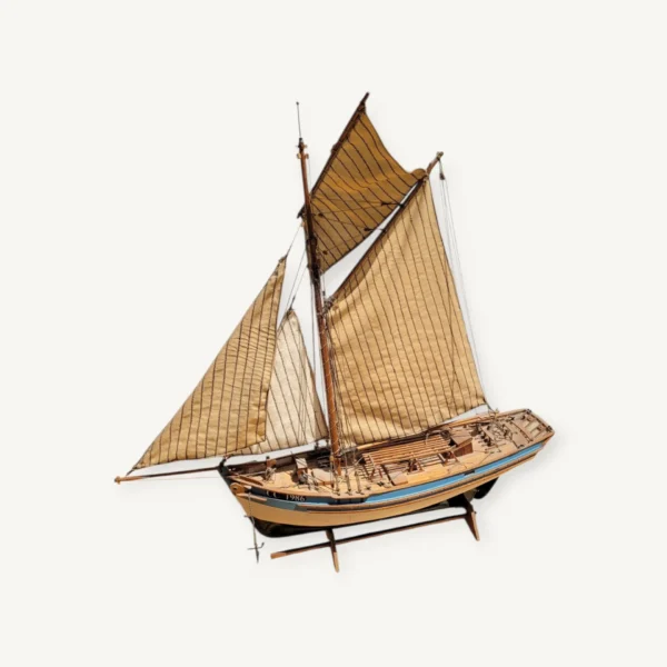 Ancienne maquette de bateau, thonier Marie jeanne Concarneau 06