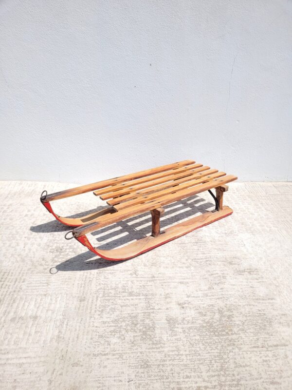 Luge ancienne en bois et patins métal 01