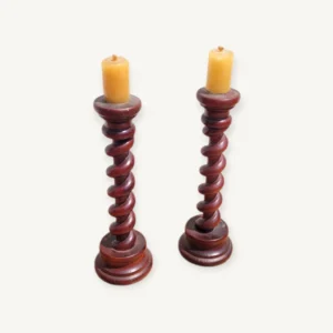 Paire d'anciens bougeoirs en bois torsadé 06