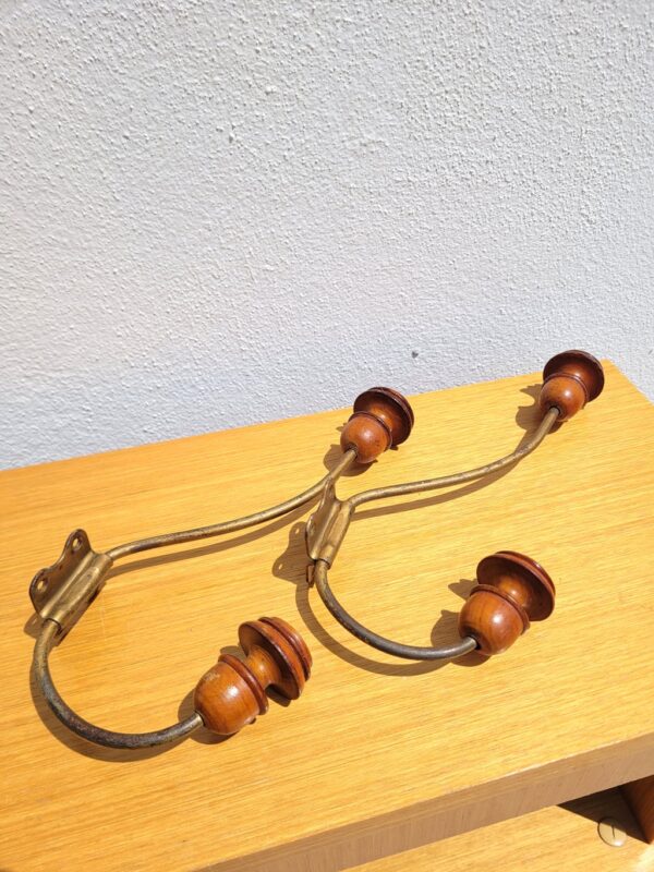 Paire de patères anciennes en bois et métal 01
