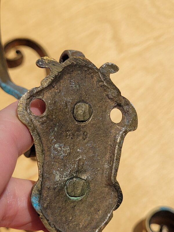 Paire de patères anciennes en bronze doré 03