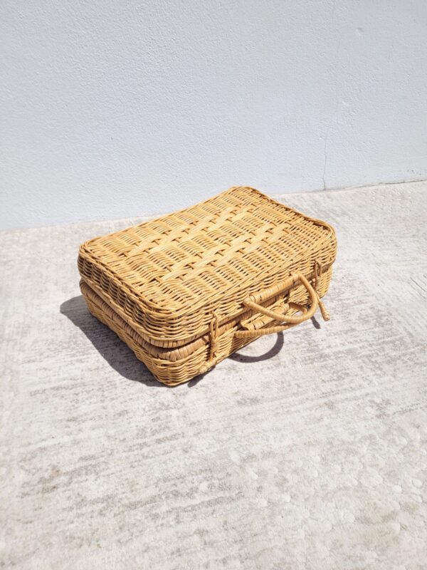 Petite valise vintage en rotin ou mallette 02
