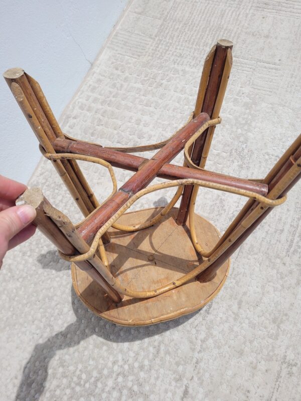 Ancien tabouret bas en rotin 05
