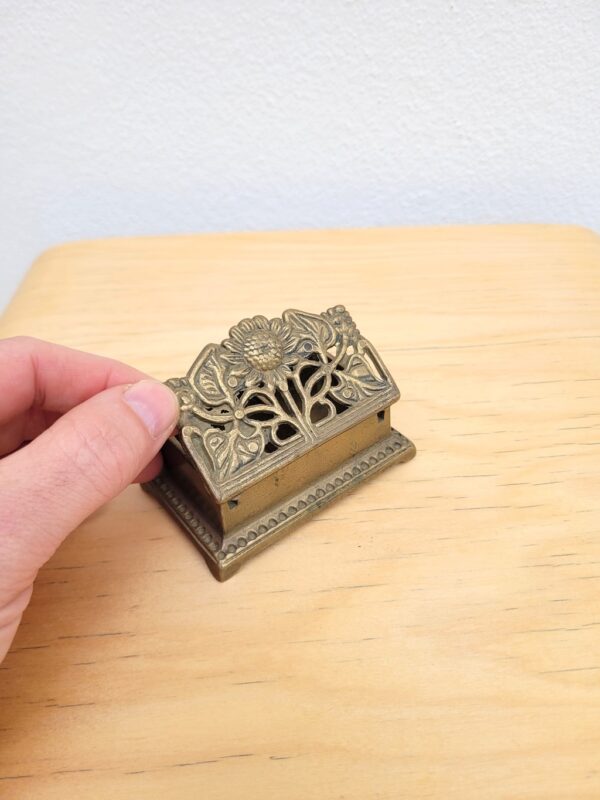 Boite à timbres esprit art nouveau en laiton N2 03