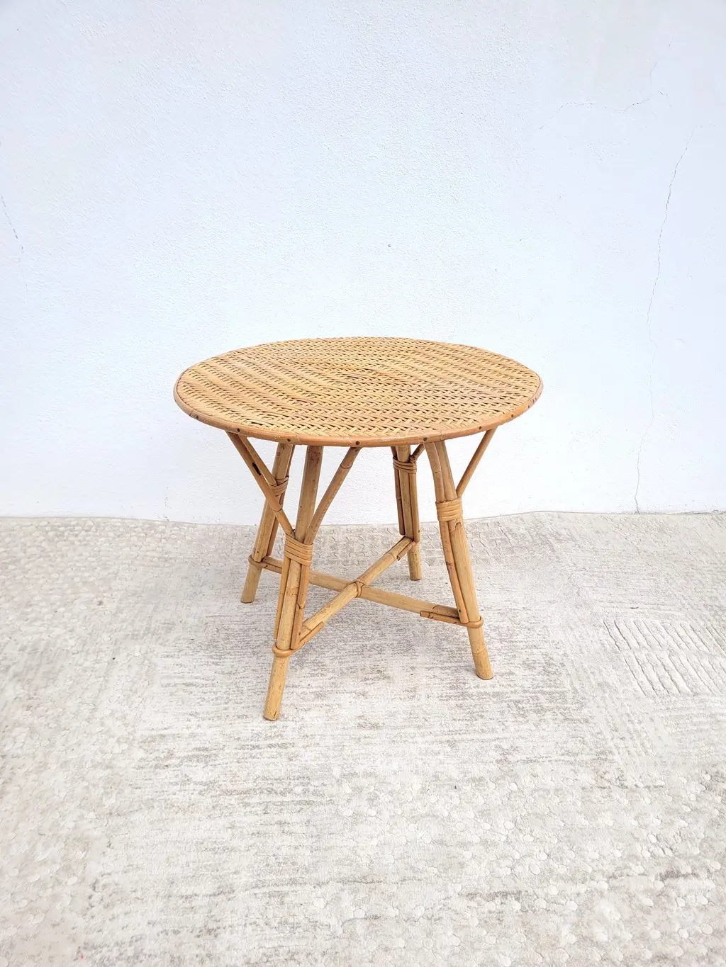 Petite table basse vintage en rotin 01