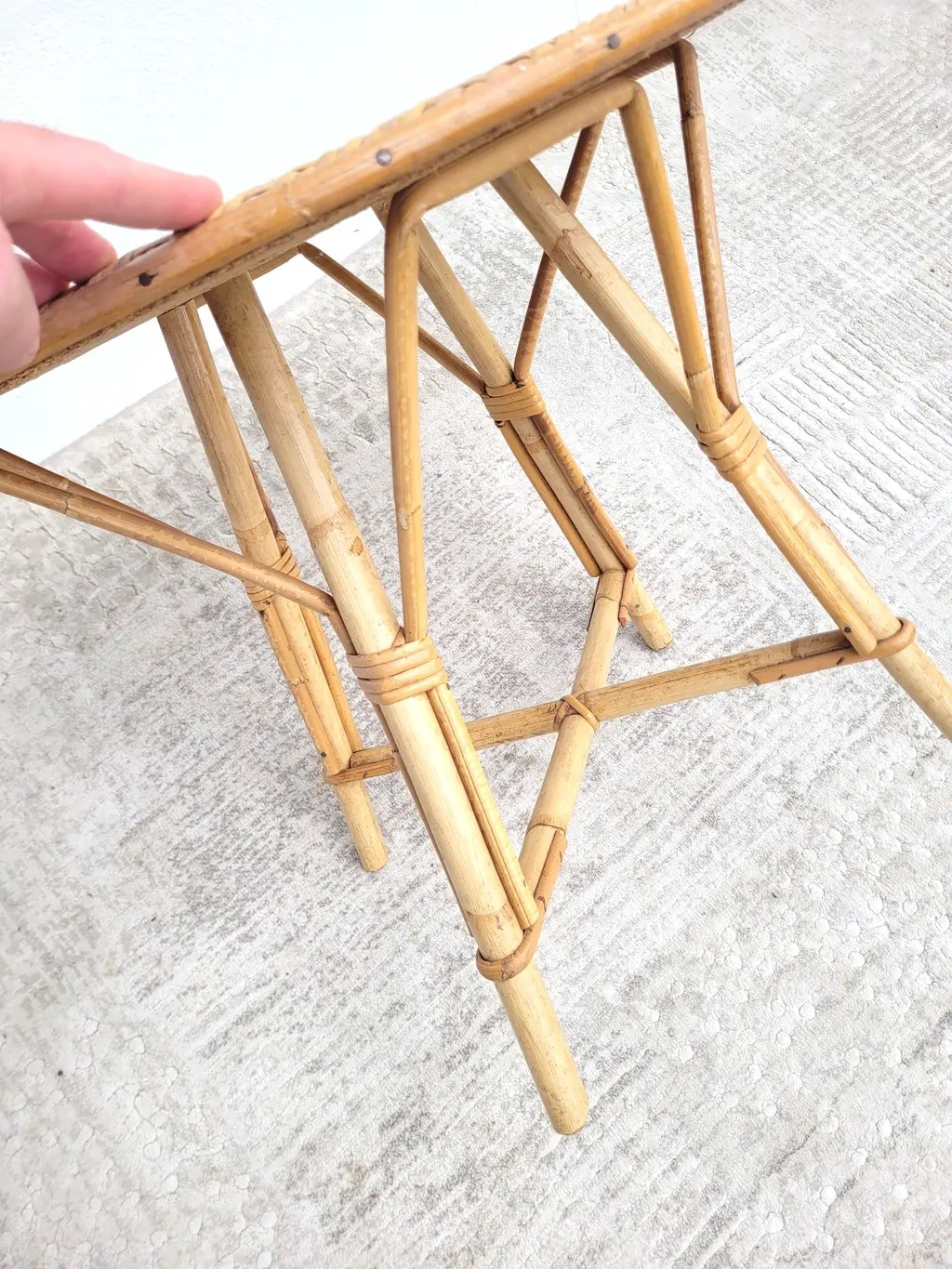 Petite table basse vintage en rotin 04
