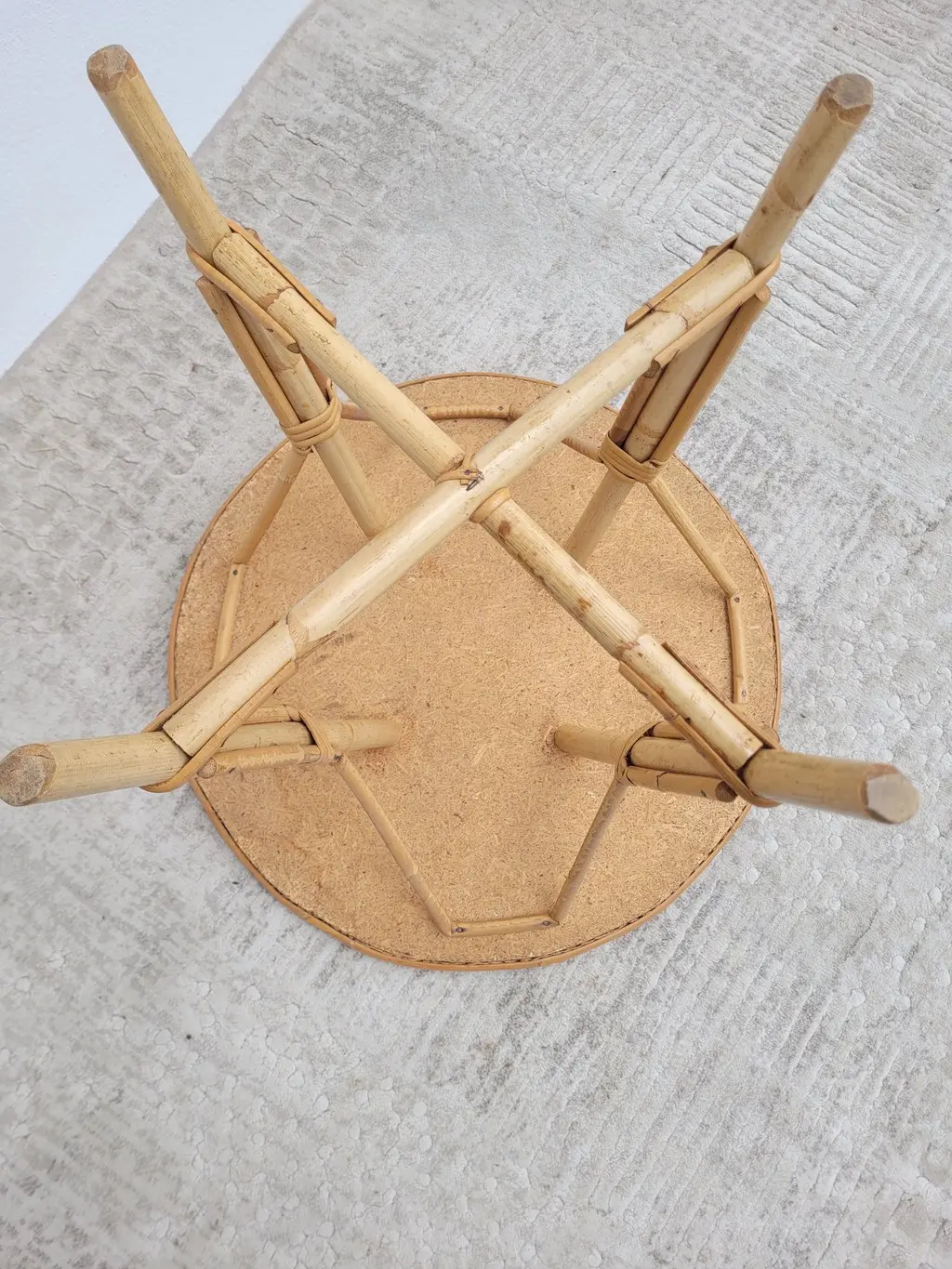 Petite table basse vintage en rotin 05