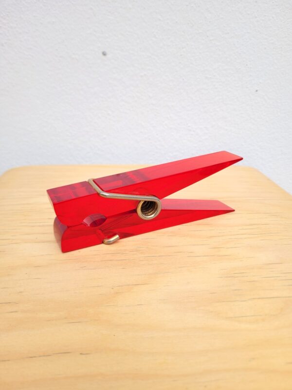 Pince à courrier vintage en plexiglas rouge 01