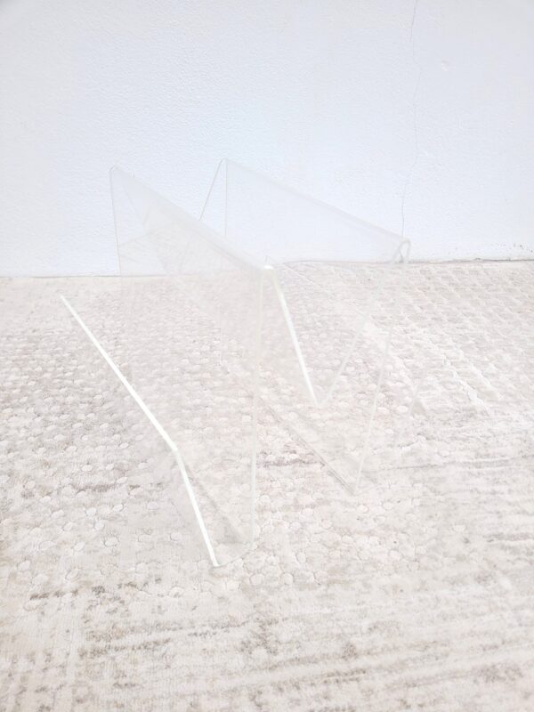 Porte revues plexiglas forme M 01