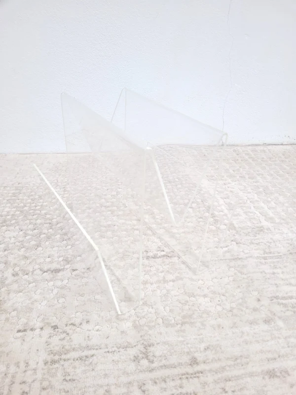 Porte revues plexiglas forme M 01