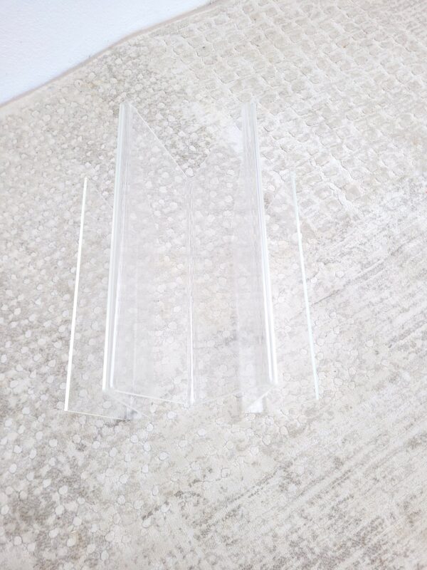 Porte revues plexiglas forme M 03