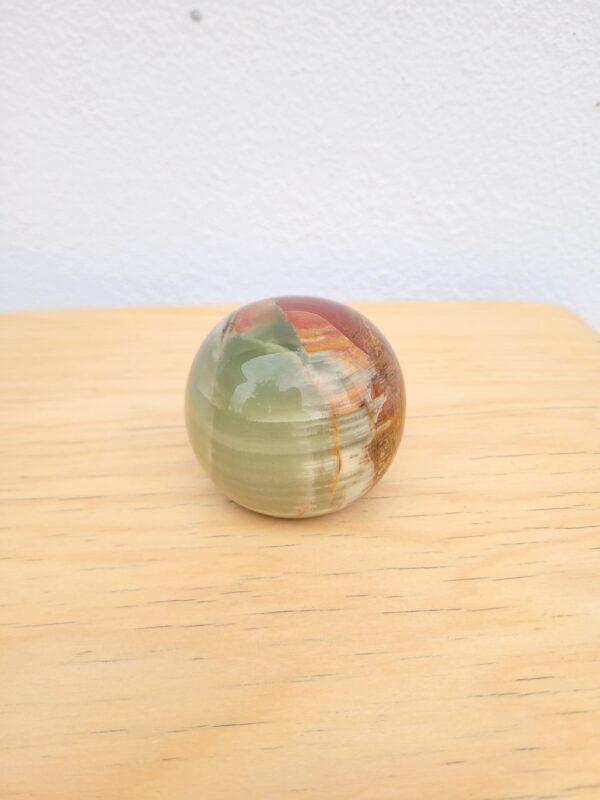 Presse papier boule en pierre onyx 01