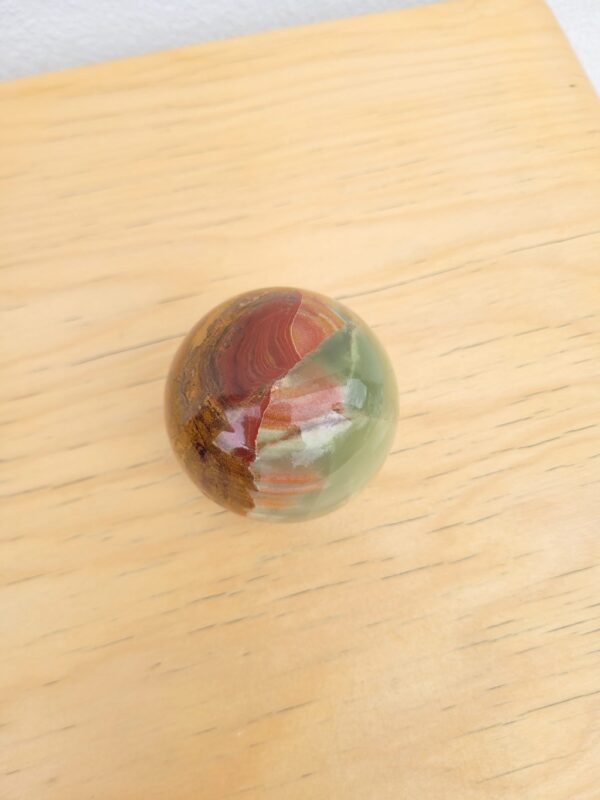 Presse papier boule en pierre onyx 04