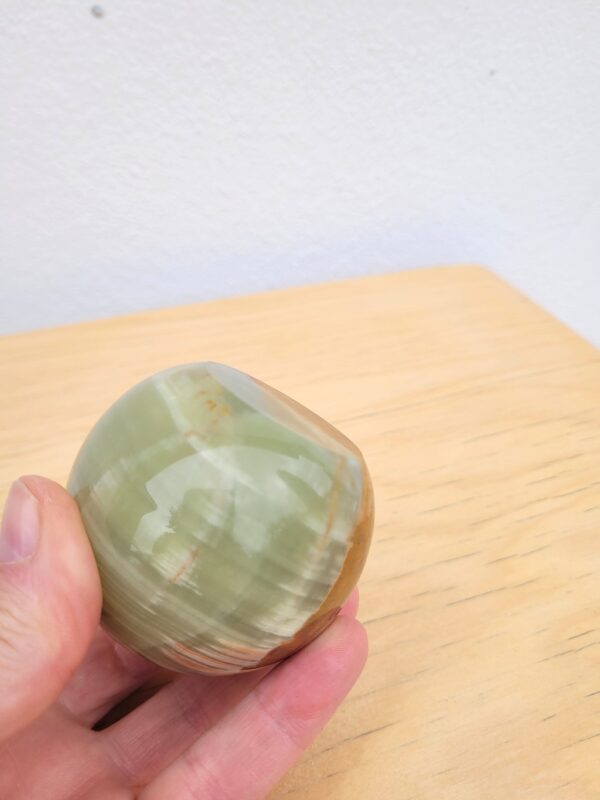 Presse papier boule en pierre onyx 05