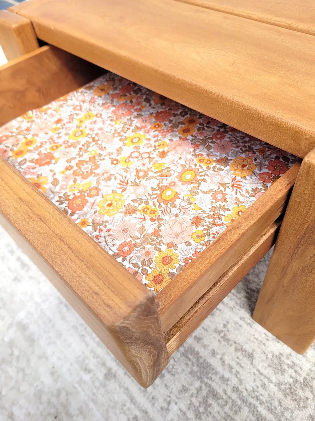 Table de chevet en orme vers 1970 dlg maison Regain 07