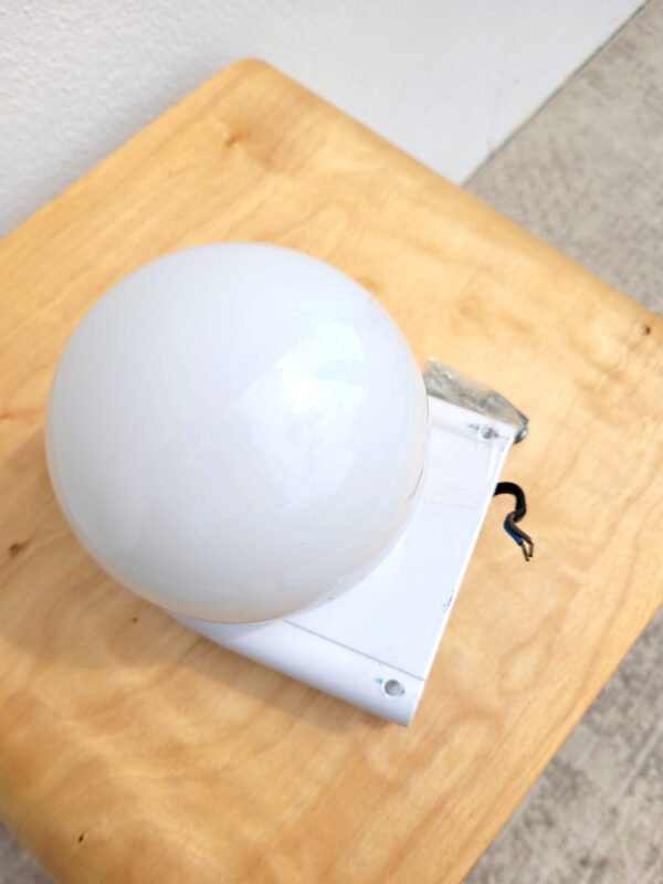 Lampe d'applique blanche style 80s 04