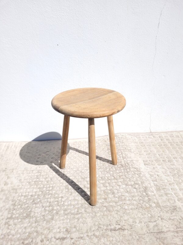 Ancien tabouret bas tripode 02