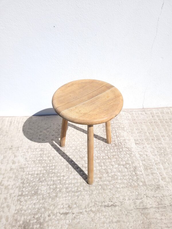 Ancien tabouret bas tripode 03