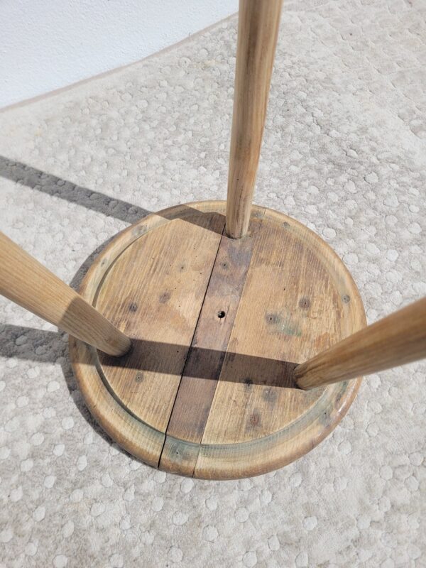 Ancien tabouret bas tripode 05