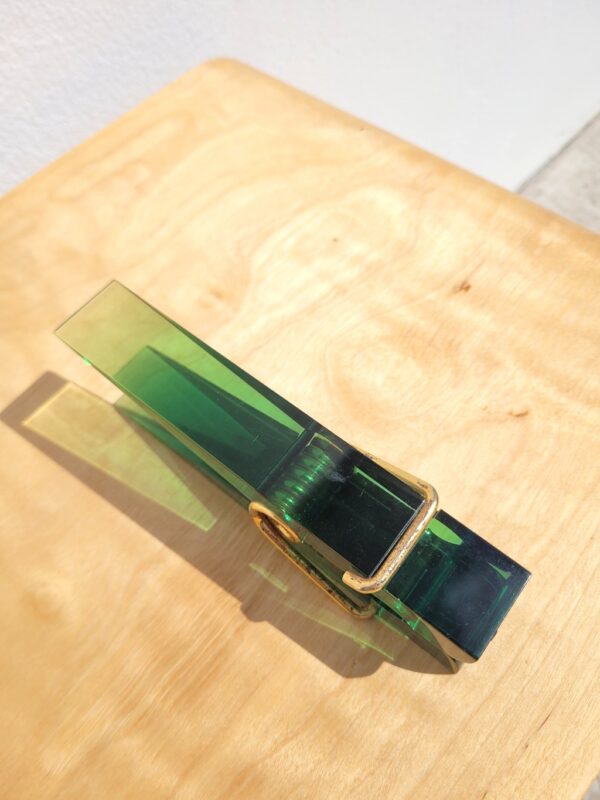 Pince à courrier ou lettres vintage presse papier plexiglas vert 04