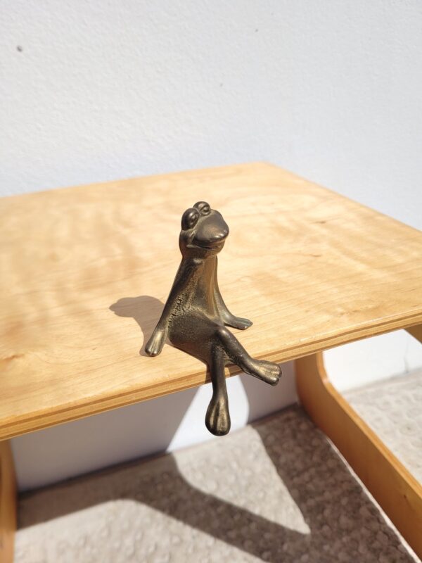 Statuette de grenouille assise en laiton 02