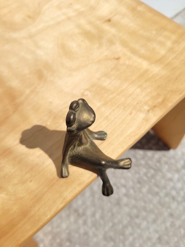 Statuette de grenouille assise en laiton 03