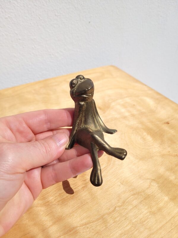 Statuette de grenouille assise en laiton 05