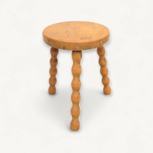 Tabouret bas tripode à chapelet 01