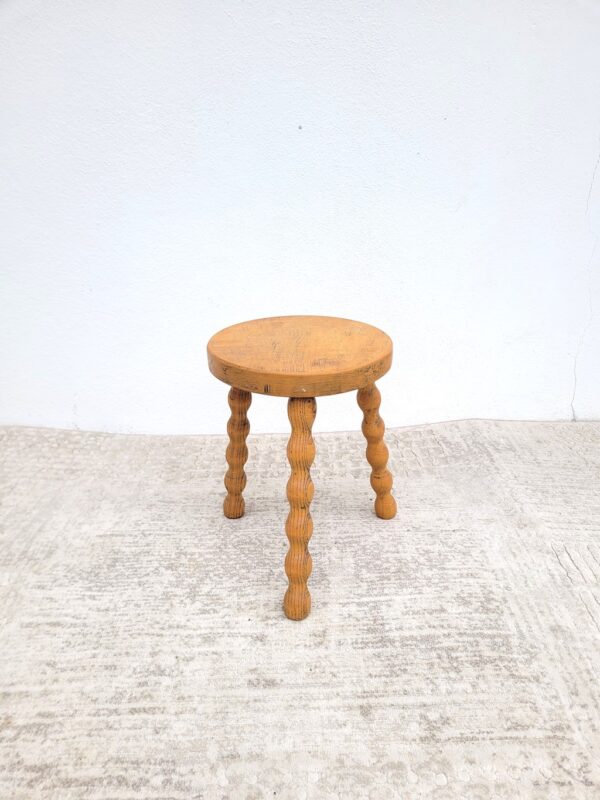 Tabouret bas tripode à chapelet 02