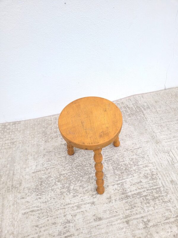 Tabouret bas tripode à chapelet 03