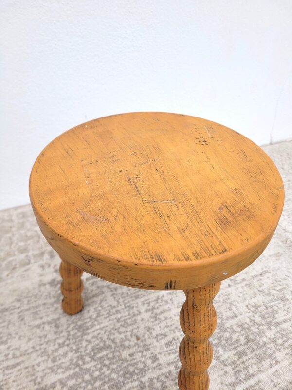 Tabouret bas tripode à chapelet 04