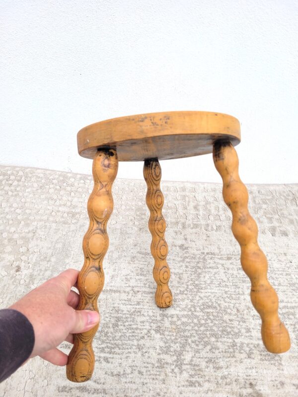 Tabouret bas tripode à chapelet 05
