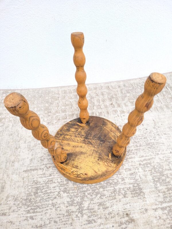 Tabouret bas tripode à chapelet 06