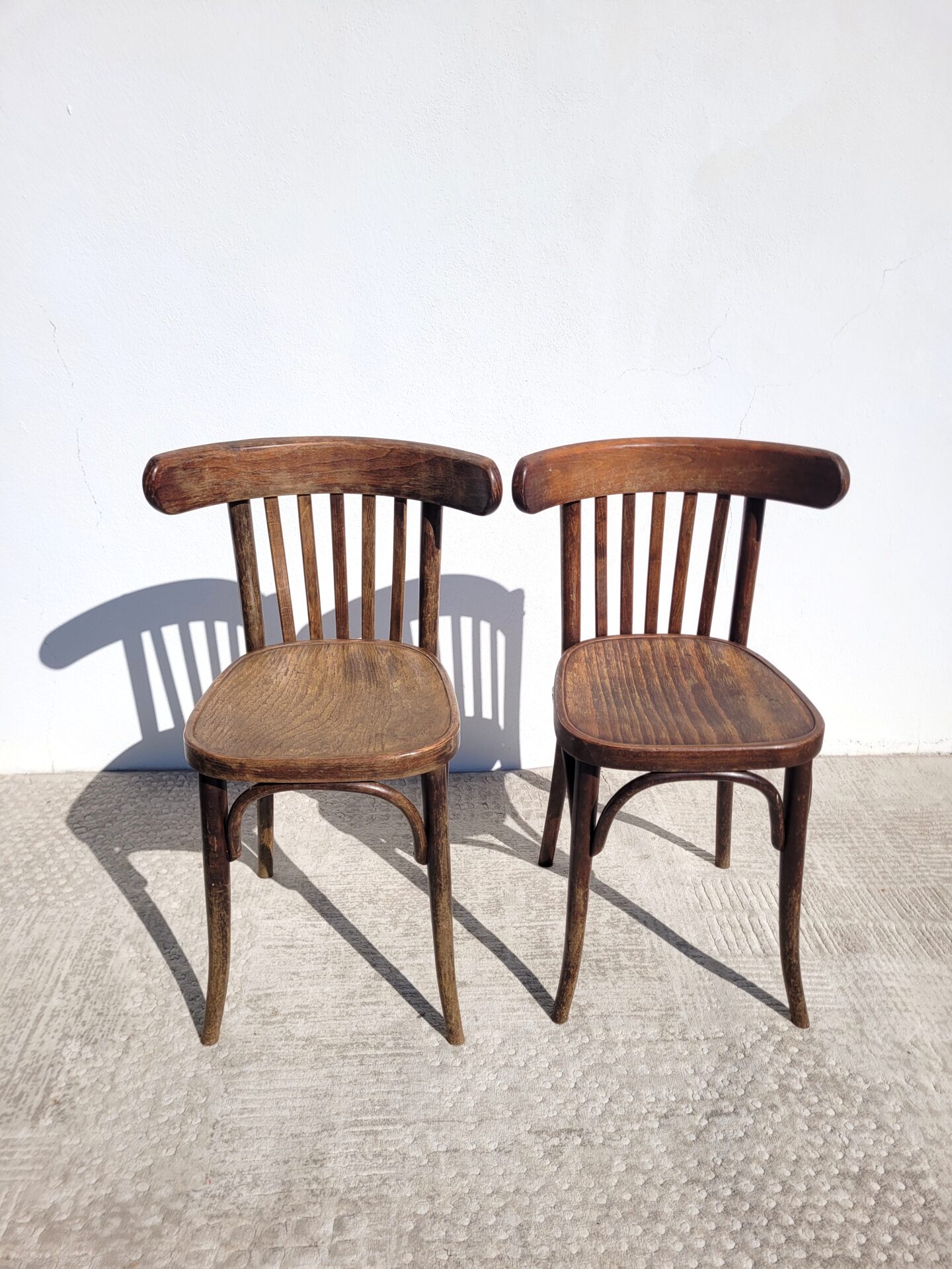 Paire de chaises bistrot en bois foncé 02