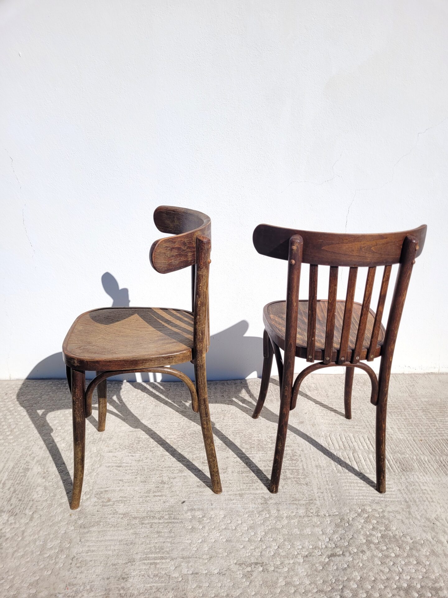 Paire de chaises bistrot en bois foncé 03