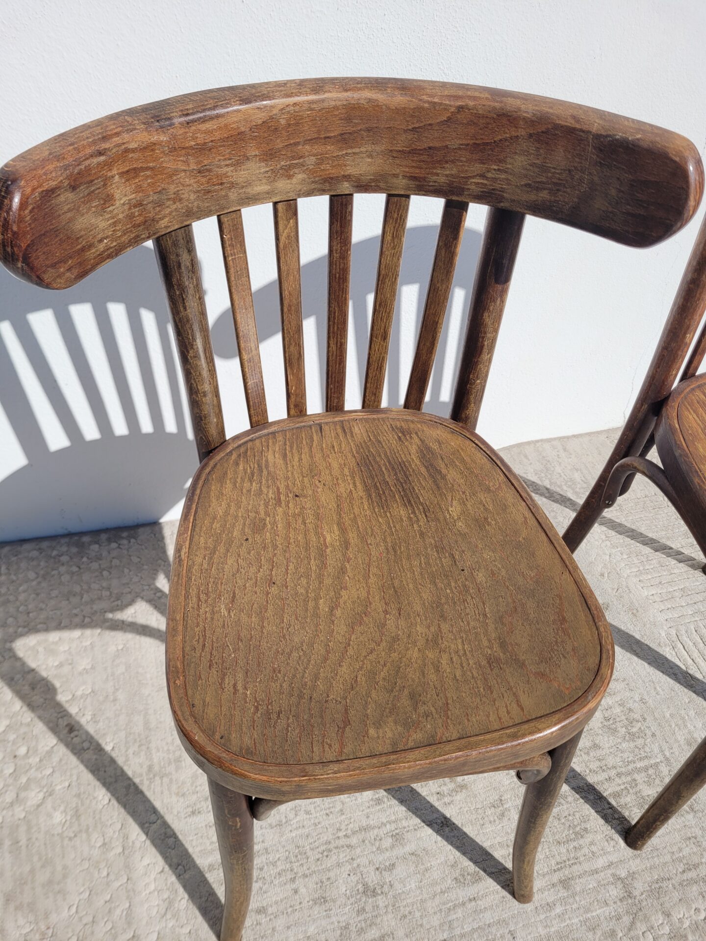 Paire de chaises bistrot en bois foncé 04