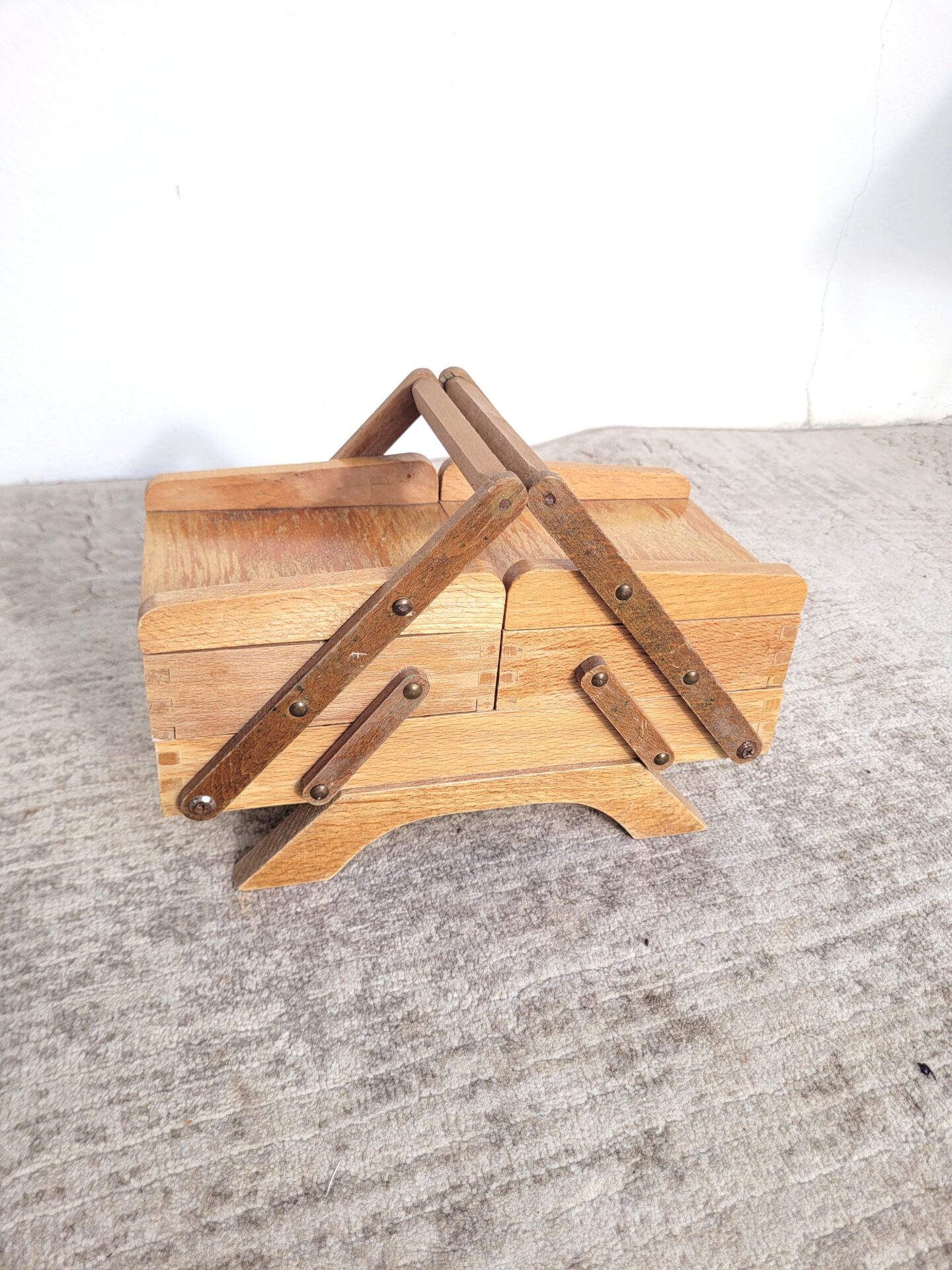 Petite Travailleuse ou boîte à couture vintage en bois 01